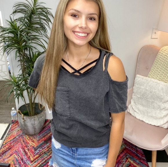 Pol short sleeve with cold shoulder NWT - Picture 2 of 2